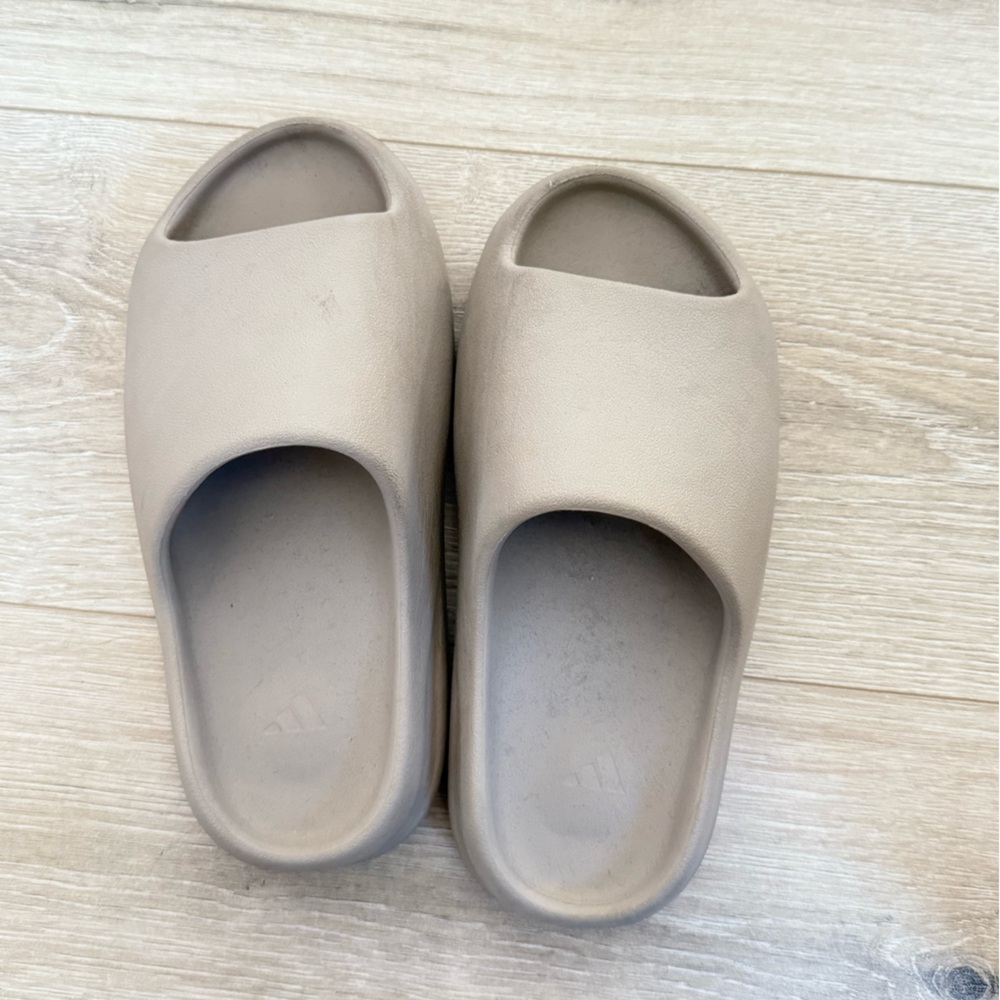 yeezy slides